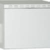 Die 483 mm (19 Zoll) IP55 Outdoor-Wandgehäuse wurden für industrielle Applikationen hergestellt. Sie basieren auf der durch die EN 60529 konformen IP55 Schutzklasse und sind somit geschützt vor Wasser- und Staubeindringung.Beste Leistung bieten die Wandgehäuse unter anderem durch das 3-Punkt-Verriegelungssystem mit abschließbarem Schwenkhebelgriff und isolierten Kabeleingängen. Integrierte Lüftungsfiltergehäuse sorgen für Frischlufteinlass (Schutz vor Wasser- und Staubeindringung gem. IP54). Anwendungsgebiete sind Außenbereiche, die den Umwelteffekten ausgesetzt sind (Regen, Staub, Hagel, Schnee, Spritzwasser). Die Wandgehäuse können mit einem Sockel als freistehende Lösung verwendet werden (die rückseitigen Montagelöcher werden mit Stopfen geschlossen, welche bei Installtion des Sockels aus dem Boden des Gehäuses genommen werden).