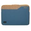 Das Pulse II EcoSmart Sleeve wurde für moderne Berufstätige entwickelt und kombiniert schlankes, elegantes Design mit hervorragendem Schutz und fördern gleichzeitig die Nachhaltigkeit. Die aus umweltfreundlichen Materialien gefertigten Hüllen verfügen über eine haltbare, wasserabweisende Beschichtung zum Schutz vor den Elementen. wasserabweisende Beschichtung zum Schutz vor den Elementen, während die Neoprenpolsterung und das gebürstete Innenfutter einen außergewöhnlichen Schutz vor Schrammen und Kratzern.<br><br>Ein neues Leben für Flaschen<br>Diese Tasche wurde mit Blick auf die Umwelt entworfen. Durch die Verwendung von GRS-zertifizierten recycelten Materialien wurden 2 Plastikflaschen aus unseren Gewässern und Mülldeponien ferngehalten, in kleine Flocken geschreddert, zu Plastikchips repolymerisiert, dann erhitzt und zu Garn gesponnen, das gewebt und in den Stoff dieser EcoSmart-Tasche eingenäht wurde.<br><br>Laptop-Schutz aus Neopren<br>Die leichte und elegante Pulse-Reihe ist so konzipiert, dass sie genau zu Ihrem Gerät passt. Die Hülle passt für Bildschirme mit einer Größe von bis zu 14 Zoll, sodass Sie Ihre Geräte problemlos schützen können.