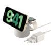Diese besonders praktische Ladestation liefert 15 W zum schnellen kabellosen Laden Ihres iPhone 16, 15, 14, 13 und 12 und lädt die Apple Watch 9, 8 und 7 sowie Ultra und Ultra 2 und viele Modelle der AirPods auf. Dank der Qi2-Technologie können Sie Ihr iPhone auf dem Ladepad platzieren und es bedenkenlos in der richtigen Position aufladen. Sie können die StandBy-Funktion nutzen und Ihr iPhone in unterschiedlichen Ausrichtungen verwenden.