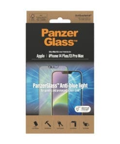 Mit diesem Displayschutz von PanzerGlass™schützt Du sowohl Dein Smartphone als auch Deine Augen, denn der integrierte Blaulichtfilter reduziert unerwünschte Wirkungen des intensiven blauen Lichts. Der Filter wirkt wohltuend und entspannend für die Augen und sorgt für besseren Schlaf, besonders wenn Du mit Deinem Smartphone bis spätabends aktiv bist.<br><br>Der Displayschutz aus gehärtetem Glas ist extrem stoß- und kratzfest und bewahrt das Display zuverlässig vor Rissen, Kratzern oder ärgerlichen Brüchen, wenn es im hektischen Alltag mal gegen harte Kanten stößt oder auf den Boden fällt. Seine antibakterielle Beschichtung eliminiert bis zu 99,99% der häufigsten Oberflächenbakterien und reduziert störende Fingerabdrücke.<br><br>Die Installation gelingt kinderleicht und bei Bedarf kann das Schutzglas bis zu 200 Mal entfernt und neu angebracht werden. Vom ersten Moment an ist Dein Smartphone bestens geschützt und Du kannst Dich freuen, "zum Einkaufswagen hinzufügen" geklickt zu haben.<br><br>Das Ultra-Wide Fit-Modell garantiert Dir einen vollständigen, glasklaren Blick auf das Display, denn es deckt die gesamte Vorderseite des Smartphones ab und lässt dabei genügend Raum für eine Schutzhülle. Die Lieferung erfolgt in einer FSC®-zertifizierten Verpackung, die recycelt werden kann.