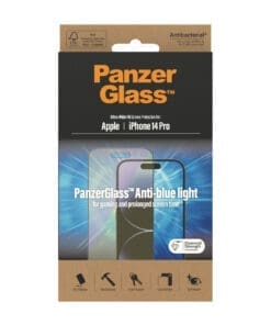 Mit diesem Displayschutz von PanzerGlass™schützt Du sowohl Dein Smartphone als auch Deine Augen, denn der integrierte Blaulichtfilter reduziert unerwünschte Wirkungen des intensiven blauen Lichts. Der Filter wirkt wohltuend und entspannend für die Augen und sorgt für besseren Schlaf, besonders wenn Du mit Deinem Smartphone bis spätabends aktiv bist.<br><br>Der Displayschutz aus gehärtetem Glas ist extrem stoß- und kratzfest und bewahrt das Display zuverlässig vor Rissen, Kratzern oder ärgerlichen Brüchen, wenn es im hektischen Alltag mal gegen harte Kanten stößt oder auf den Boden fällt. Seine antibakterielle Beschichtung eliminiert bis zu 99,99% der häufigsten Oberflächenbakterien und reduziert störende Fingerabdrücke.<br><br>Die Installation gelingt kinderleicht und bei Bedarf kann das Schutzglas bis zu 200 Mal entfernt und neu angebracht werden. Vom ersten Moment an ist Dein Smartphone bestens geschützt und Du kannst Dich freuen, "zum Einkaufswagen hinzufügen" geklickt zu haben.<br><br>Das Ultra-Wide Fit-Modell garantiert Dir einen vollständigen, glasklaren Blick auf das Display, denn es deckt die gesamte Vorderseite des Smartphones ab und lässt dabei genügend Raum für eine Schutzhülle. Die Lieferung erfolgt in einer FSC®-zertifizierten Verpackung, die recycelt werden kann.