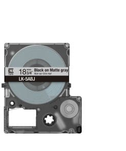 Das Epson Matte Tape in Grau mit schwarzer Schrift ist ideal für vielfältige Anwendungen. Mit einer Breite von 18 mm und einer Länge von 8 m eignet es sich perfekt zum Etikettieren von Gläsern, Personalisieren von Geschenken, Bastelaktivitäten und der Organisation von Geräten sowohl zu Hause als auch im Büro
