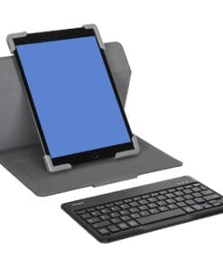 Das Pro-Tek Universal 22,86 - 27,94 cm (9 - 11 Zoll) Keyboard Case mit deutschsprachiger Tastatur bietet Laptop-ähnliche Leistung in einem schlanken, schützenden Design. Sie ist für die meisten Tablets mit 22,86 - 27,94 cm (9 - 11 Zoll) Bildschirmen geeignet. Das Tablet wird von der flexiblen Halterung mit schützenden, verstärkten Ecken für die unvermeidlichen Momente, in denen man mit den Fingern herumfummelt, sicher gehalten. Für zusätzlichen Schutz ist die strukturierte Hülle mit einer halbstarren, griffigen Außenseite ausgestattet und lässt sich mit einem eleganten Magnetverschluss sicher befestigen.Vollständige Kontrolle haben Sie auch mit der Bluetooth 5.0-Tastatur, die magnetisch befestigt wird und bis zu 100 Stunden Akkulaufzeit sowie vollen Zugriff auf Anschlüsse, Bedienelemente und Kameraobjektive bietet. Kompatibel mit Windows, Android und iOS, ist es das perfekte Tastaturgehäuse, das Sie überallhin mitnehmen können.