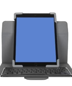 Das Pro-Tek Universal 22,86 - 27,94 cm (9 - 11 Zoll) Keyboard Case mit deutschsprachiger Tastatur bietet Laptop-ähnliche Leistung in einem schlanken, schützenden Design. Sie ist für die meisten Tablets mit 22,86 - 27,94 cm (9 - 11 Zoll) Bildschirmen geeignet. Das Tablet wird von der flexiblen Halterung mit schützenden, verstärkten Ecken für die unvermeidlichen Momente, in denen man mit den Fingern herumfummelt, sicher gehalten. Für zusätzlichen Schutz ist die strukturierte Hülle mit einer halbstarren, griffigen Außenseite ausgestattet und lässt sich mit einem eleganten Magnetverschluss sicher befestigen.Vollständige Kontrolle haben Sie auch mit der Bluetooth 5.0-Tastatur, die magnetisch befestigt wird und bis zu 100 Stunden Akkulaufzeit sowie vollen Zugriff auf Anschlüsse, Bedienelemente und Kameraobjektive bietet. Kompatibel mit Windows, Android und iOS, ist es das perfekte Tastaturgehäuse, das Sie überallhin mitnehmen können.