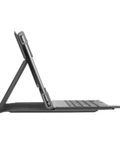 Das Pro-Tek Universal 22,86 - 27,94 cm (9 - 11 Zoll) Keyboard Case mit deutschsprachiger Tastatur bietet Laptop-ähnliche Leistung in einem schlanken, schützenden Design. Sie ist für die meisten Tablets mit 22,86 - 27,94 cm (9 - 11 Zoll) Bildschirmen geeignet. Das Tablet wird von der flexiblen Halterung mit schützenden, verstärkten Ecken für die unvermeidlichen Momente, in denen man mit den Fingern herumfummelt, sicher gehalten. Für zusätzlichen Schutz ist die strukturierte Hülle mit einer halbstarren, griffigen Außenseite ausgestattet und lässt sich mit einem eleganten Magnetverschluss sicher befestigen.Vollständige Kontrolle haben Sie auch mit der Bluetooth 5.0-Tastatur, die magnetisch befestigt wird und bis zu 100 Stunden Akkulaufzeit sowie vollen Zugriff auf Anschlüsse, Bedienelemente und Kameraobjektive bietet. Kompatibel mit Windows, Android und iOS, ist es das perfekte Tastaturgehäuse, das Sie überallhin mitnehmen können.