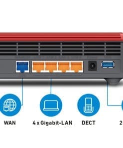 Die FRITZ!Box 5590 Fiber bietet die komplette FRITZ!Box-Funktionalität direkt am Glasfaseranschluss. Dank wechselbarer Module ist die FRITZ!Box 5590 Fiber sehr flexibel an allen in Deutschland gängigen Glasfaseranschlüssen einsetzbar. In den integrierten Steckplatz für Glasfasermodule lässt sich – je nach Anschlusstyp – das passende FRITZ!SFP Steckmodul einsetzen. Das neue Glasfaser-Flaggschiff verteilt das Tempo in Sekundenschnelle drahtlos per Wi-Fi 6 (4 x 4) und über einen 2,5-Gigabit-Port, der sowohl als WAN- als auch als LAN-Anschluss verwendet werden kann. Vier Gigabit-LAN- und zwei USB 3.0-Anschlüsse runden die Highspeed-Ausstattung ab. Läuft an jedem Anschluss – dank austauschbarer Glasfaser-Transceiver In Deutschland gibt es verschiedene Glasfaser-Zugangstechnologien. Die FRITZ!Box 5590 Fiber bietet ein modulares System für den Netzzugang über Glasfaser, das für die häufigsten Verbindungsarten AON (z. B. viele Stadtnetzbetreiber) und GPON (Deutsche Telekom, 1&1, Deutsche Glasfaser, Vodafone u.a.) vorbereitet ist. Die passenden FRITZ!SFP-Module AON und GPON sind im Lieferumfang enthalten. Farbcodierte Kabel und Buchsen vereinfachen die Einrichtung. Innovatives Wi-Fi 6 für ein Heimnetz mit vielen WLAN-Endgeräten Der Standard Wi-Fi 6 trägt der stetig wachsenden Zahl an WLAN-Geräten Rechnung. Von Smartphones über Tablets, PCs, 4K-Fernseher und Lautsprecher bis hin zu Smart-Home-Anwendungen werden immer mehr Geräte gleichzeitig im WLAN verwendet. Durch Verringerung der Latenzzeiten sorgt Wi-Fi 6 für einen schnellen und stabilen Datenfluss. FRITZ!Box 5590 Fiber bietet eine Bandbreite von 2.400 MBit/s im 5-GHz-Band und 1.200 MBit/s im 2,4-GHz-Band für viele parallele Anwendungen. Bei den hohen Datendurchsätzen sorgt Wi-Fi 6 zudem für längere Akkulaufzeiten der mobilen Geräte im Heimnetz. Stark als Zentrale im WLAN Mesh Als WLAN Mesh Zentrale ist die FRITZ!Box 5590 Fiber für höchste Anforderungen im Heimnetz vorbereitet. Im WLAN Mesh werden verteilte WLAN-Knoten (z