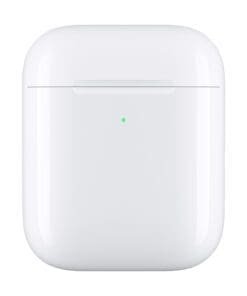 Noch einfacher. Noch magischer.<br>Mit den Apple AirPods erlebst du kabellose Kopfhörer völlig neu. Nimm sie einfach aus dem Case und sie sind einsatzbereit für dein iPhone, Apple Watch Modell, iPad oder deinen Mac.