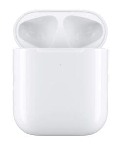 Noch einfacher. Noch magischer.<br>Mit den Apple AirPods erlebst du kabellose Kopfhörer völlig neu. Nimm sie einfach aus dem Case und sie sind einsatzbereit für dein iPhone, Apple Watch Modell, iPad oder deinen Mac.