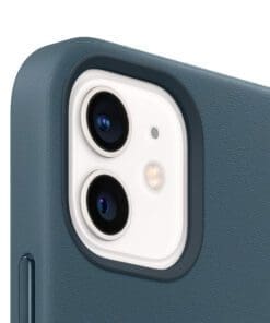 Das Leder Case mit MagSafe wurde von Apple speziell für dein iPhone 12 mini entwickelt. Es schützt genauso gut, wie es aussieht.<br>Aus speziell gegerbtem, veredeltem Leder hergestellt, fühlt sich die Außenseite weich an und bekommt mit der Zeit eine natürliche Patina. Das Case dockt schnell und genau richtig an. Es passt perfekt über dein iPhone und bewahrt seine dünne Form.<br>Mit integrierten Magneten, die sich perfekt am iPhone 12 mini ausrichten, lässt sich das Case fast schon magisch befestigen und abnehmen. Die perfekt ausgerichteten Magnete machen kabelloses Laden schneller und einfacher als je zuvor. Lass dein iPhone beim Laden einfach im Case und docke dein MagSafe Ladegerät an oder leg es auf dein Qi zertifiziertes Ladegerät.