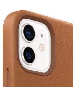Das Leder Case mit MagSafe wurde von Apple speziell für dein iPhone 12 mini entwickelt. Es schützt genauso gut, wie es aussieht.<br>Aus speziell gegerbtem, veredeltem Leder hergestellt, fühlt sich die Außenseite weich an und bekommt mit der Zeit eine natürliche Patina. Das Case dockt schnell und genau richtig an. Es passt perfekt über dein iPhone und bewahrt seine dünne Form.<br>Mit integrierten Magneten, die sich perfekt am iPhone 12 mini ausrichten, lässt sich das Case fast schon magisch befestigen und abnehmen. Die perfekt ausgerichteten Magnete machen kabelloses Laden schneller und einfacher als je zuvor. Lass dein iPhone beim Laden einfach im Case und docke dein MagSafe Ladegerät an oder leg es auf dein Qi zertifiziertes Ladegerät.