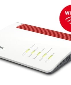 Die FRITZ!Box 5590 Fiber bietet die komplette FRITZ!Box-Funktionalität direkt am Glasfaseranschluss. Dank wechselbarer Module ist die FRITZ!Box 5590 Fiber sehr flexibel an allen in Deutschland gängigen Glasfaseranschlüssen einsetzbar. In den integrierten Steckplatz für Glasfasermodule lässt sich – je nach Anschlusstyp – das passende FRITZ!SFP Steckmodul einsetzen. Das neue Glasfaser-Flaggschiff verteilt das Tempo in Sekundenschnelle drahtlos per Wi-Fi 6 (4 x 4) und über einen 2,5-Gigabit-Port, der sowohl als WAN- als auch als LAN-Anschluss verwendet werden kann. Vier Gigabit-LAN- und zwei USB 3.0-Anschlüsse runden die Highspeed-Ausstattung ab. Läuft an jedem Anschluss – dank austauschbarer Glasfaser-Transceiver In Deutschland gibt es verschiedene Glasfaser-Zugangstechnologien. Die FRITZ!Box 5590 Fiber bietet ein modulares System für den Netzzugang über Glasfaser, das für die häufigsten Verbindungsarten AON (z. B. viele Stadtnetzbetreiber) und GPON (Deutsche Telekom, 1&1, Deutsche Glasfaser, Vodafone u.a.) vorbereitet ist. Die passenden FRITZ!SFP-Module AON und GPON sind im Lieferumfang enthalten. Farbcodierte Kabel und Buchsen vereinfachen die Einrichtung. Innovatives Wi-Fi 6 für ein Heimnetz mit vielen WLAN-Endgeräten Der Standard Wi-Fi 6 trägt der stetig wachsenden Zahl an WLAN-Geräten Rechnung. Von Smartphones über Tablets, PCs, 4K-Fernseher und Lautsprecher bis hin zu Smart-Home-Anwendungen werden immer mehr Geräte gleichzeitig im WLAN verwendet. Durch Verringerung der Latenzzeiten sorgt Wi-Fi 6 für einen schnellen und stabilen Datenfluss. FRITZ!Box 5590 Fiber bietet eine Bandbreite von 2.400 MBit/s im 5-GHz-Band und 1.200 MBit/s im 2,4-GHz-Band für viele parallele Anwendungen. Bei den hohen Datendurchsätzen sorgt Wi-Fi 6 zudem für längere Akkulaufzeiten der mobilen Geräte im Heimnetz. Stark als Zentrale im WLAN Mesh Als WLAN Mesh Zentrale ist die FRITZ!Box 5590 Fiber für höchste Anforderungen im Heimnetz vorbereitet. Im WLAN Mesh werden verteilte WLAN-Knoten (z